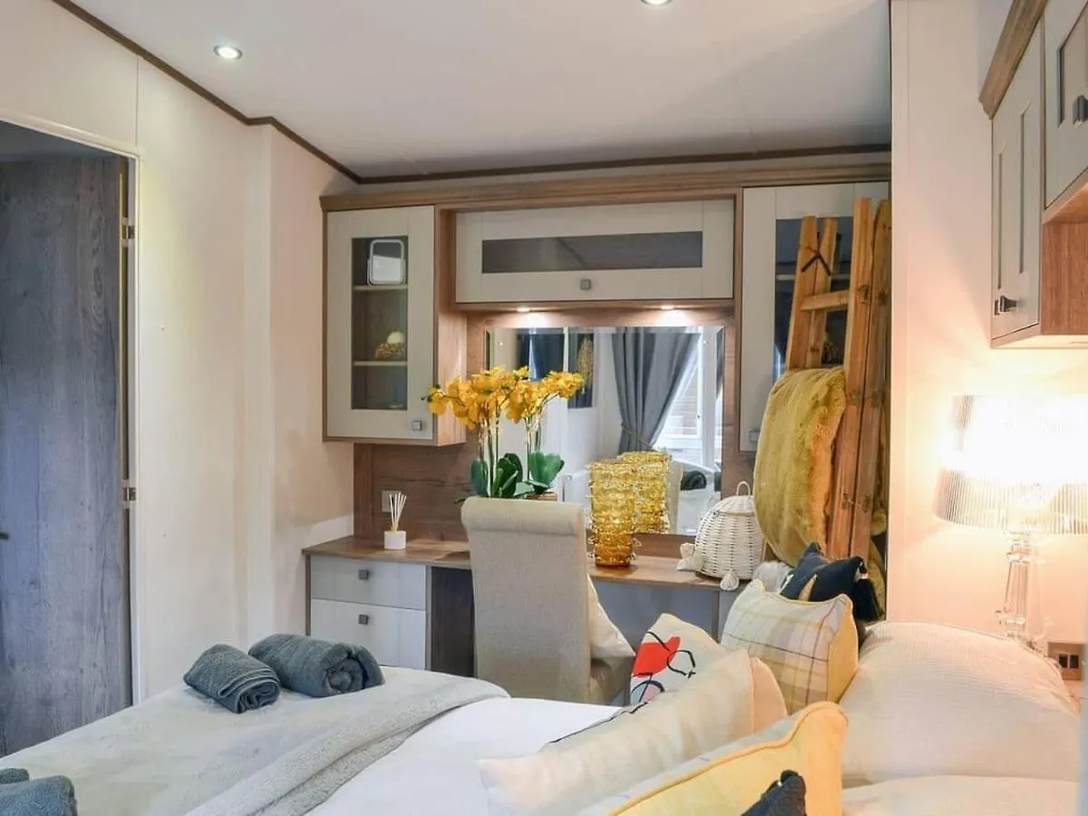 Luxury Boutique Style Lodge With Hot Tub Bridlington